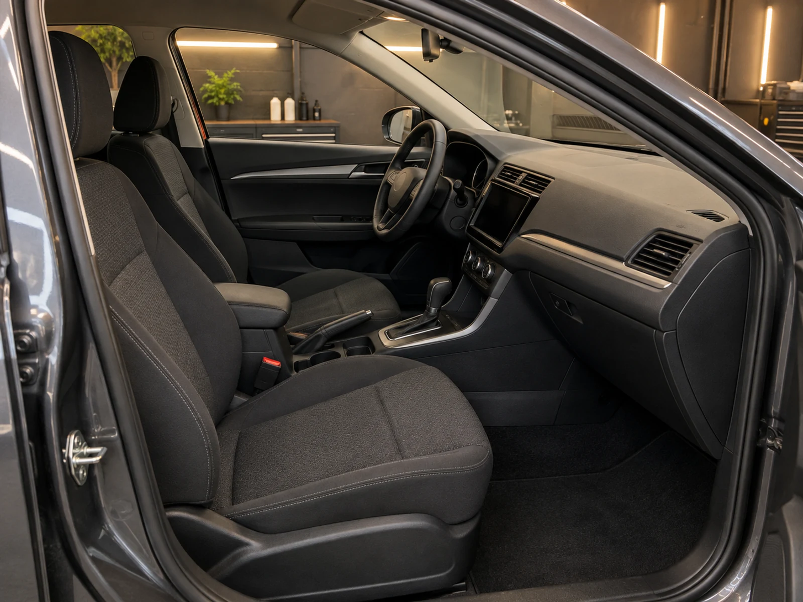 Interior do carro com bancos, carpete e painel limpos